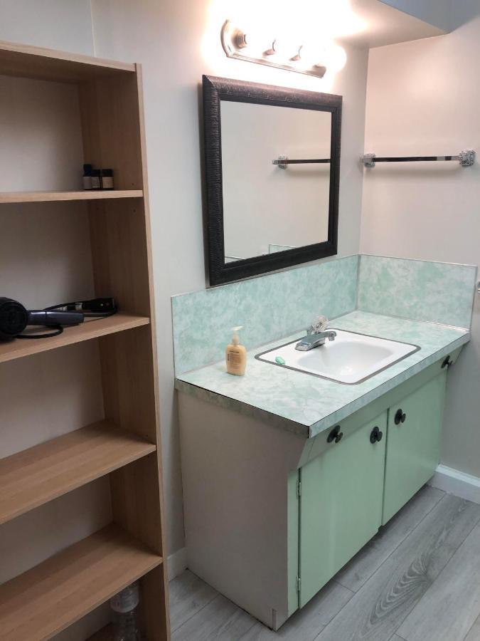 Cozy Guest Home Close To Downtown Vancouver Sights & Subway Station ภายนอก รูปภาพ